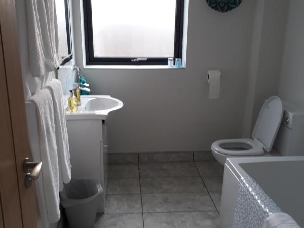 Foxholes Accommodation : photo 4 de la chambre chambre familiale avec salle de bains privative