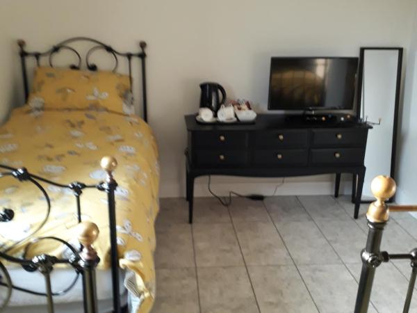 Foxholes Accommodation : photo 2 de la chambre chambre familiale avec salle de bains privative