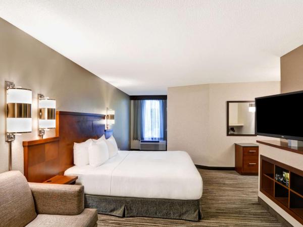 Hyatt Place Memphis Wolfchase : photo 6 de la chambre chambre lit king-size avec baignoire accessible aux personnes à mobilité réduite