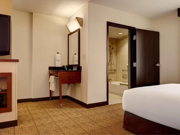Hyatt Place Salt Lake City Downtown / The Gateway : photo 4 de la chambre chambre lit king-size pour personnes à mobilité réduite avec canapé-lit et baignoire adaptée