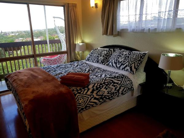 Harbour View Guesthouse : photo 8 de la chambre #2 queen bed with sea view and deck (shared bathroom)