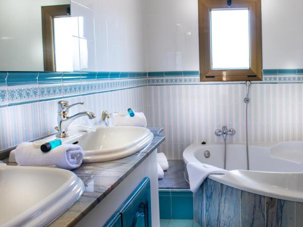 Hotel La Romarine : photo 5 de la chambre villa 2 chambres :