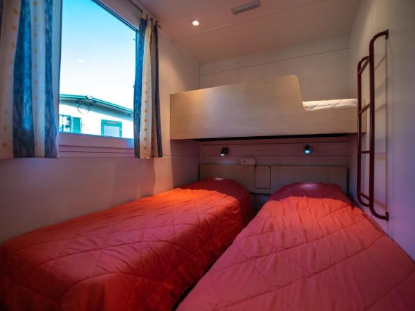 Camping Media Mobile Homes in Brioni Sunny Camping : photo 3 de la chambre mobile home standard 2 chambres avec terrasse