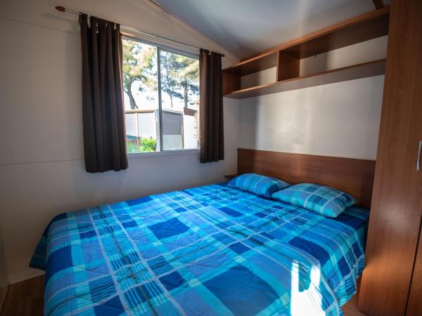 Camping Media Mobile Homes in Brioni Sunny Camping : photo 9 de la chambre mobile home confortable 3 chambres avec terrasse