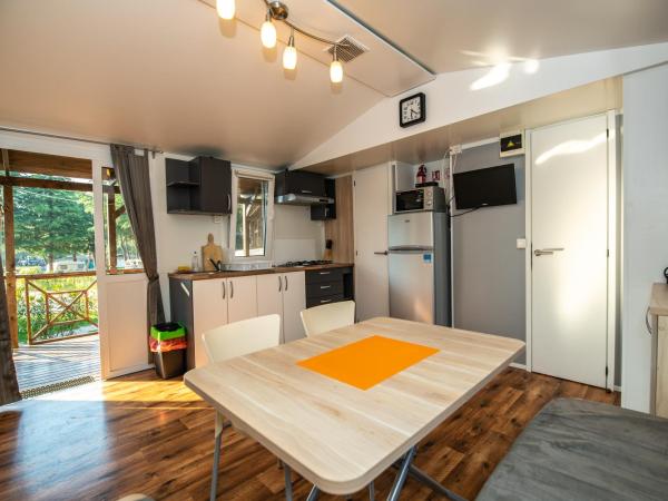 Camping Media Mobile Homes in Brioni Sunny Camping : photo 9 de la chambre mobile home 3 chambres supérieur avec terrasse