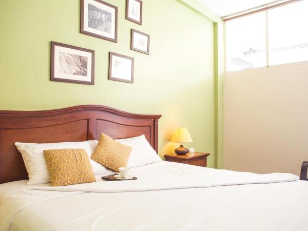 Feung Nakorn Balcony Rooms and Cafe : photo 5 de la chambre chambre deluxe double ou lits jumeaux