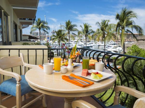 Flamingo Vallarta Hotel & Marina : photo 2 de la chambre chambre avec vue sur port de plaisance