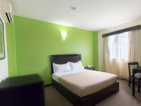 CHN Hotel Monterrey Santa Fe : photo 7 de la chambre chambre lit queen-size 