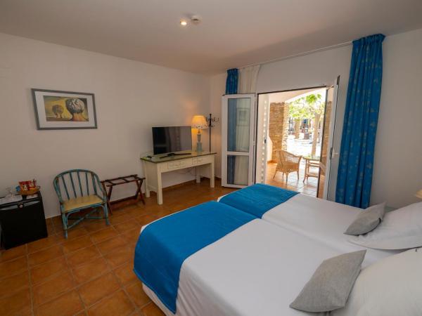 Hotel Calina : photo 1 de la chambre chambre double - vue partielle sur mer.