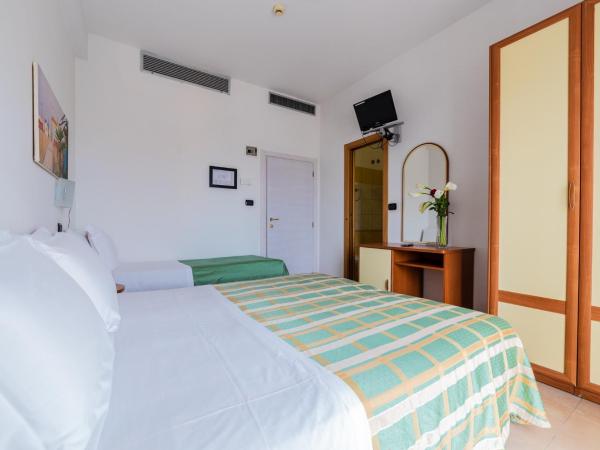 Hotel Sultano : photo 3 de la chambre chambre triple avec balcon
