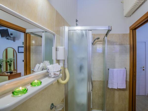 Hotel Sultano : photo 1 de la chambre chambre double ou lits jumeaux avec balcon