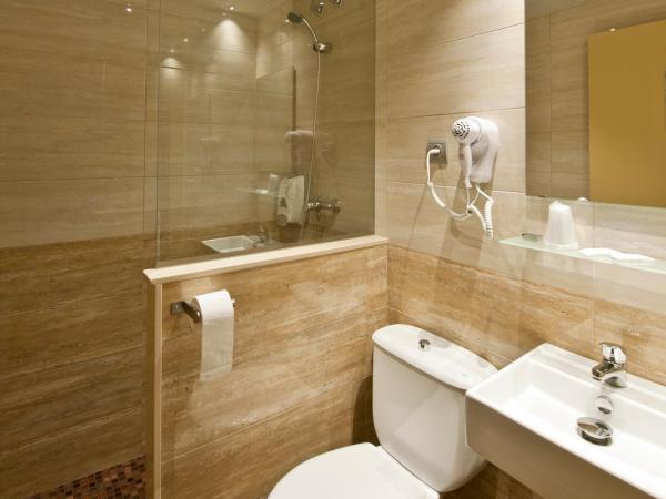 Hostal Barcelona : photo 2 de la chambre chambre double ou lits jumeaux avec salle de bains privative