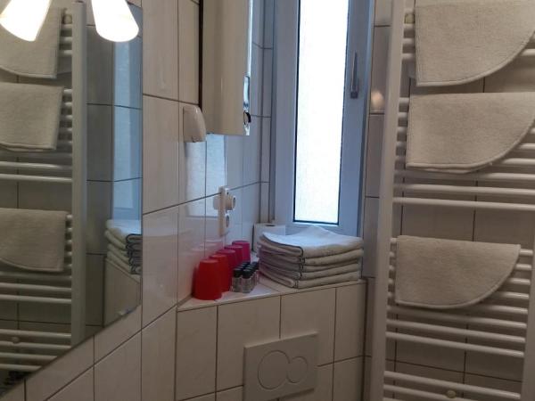 Gästehaus Grupello : photo 7 de la chambre chambre familiale avec salle de bains privative