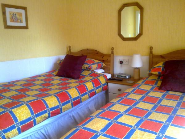 Mackenzie Guest house : photo 2 de la chambre chambre lits jumeaux avec salle de bains privative séparée