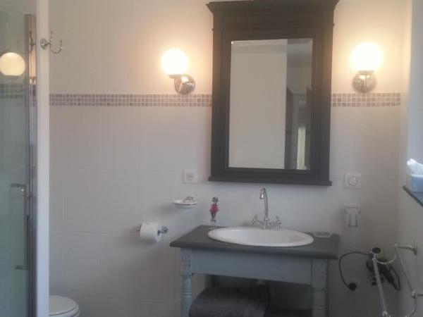 Sous le mûrier : photo 6 de la chambre chambre quadruple avec salle de bains privative séparée