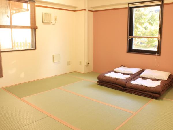 T and K Hostel Kobe Sannomiya East : photo 3 de la chambre chambre lits jumeaux de style japonais avec salle de bains commune