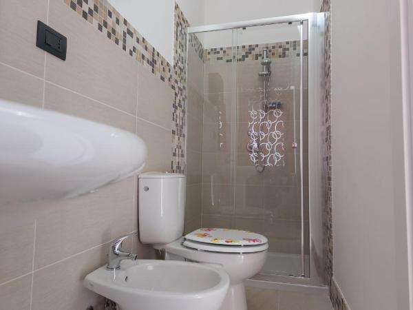 B&B Epipoli : photo 9 de la chambre chambre triple avec salle de bains privative