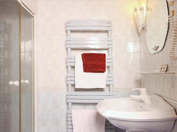 Hôtel Marignan : photo 5 de la chambre chambre double avec douche et toilettes