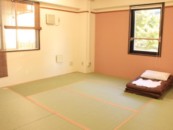 T and K Hostel Kobe Sannomiya East : photo 2 de la chambre chambre simple de style japonais avec salle de bains commune