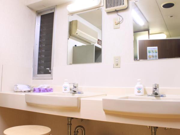 T and K Hostel Kobe Sannomiya East : photo 3 de la chambre chambre standard style japonais - salle de bains commune