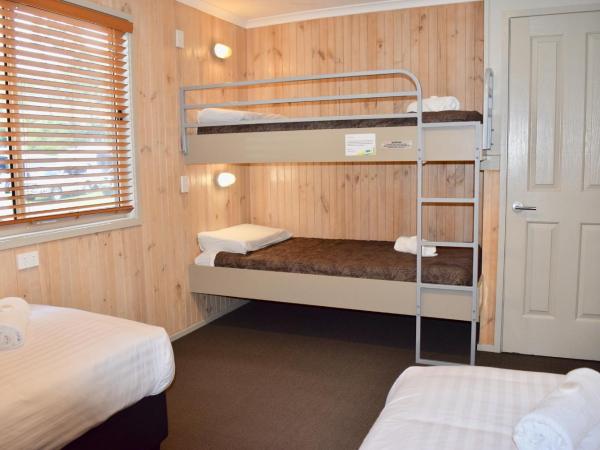 Cairns Crystal Cascades Holiday Park : photo 6 de la chambre two-bedroom villa with spa bath - birdswing