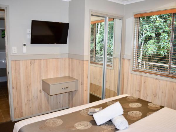 Cairns Crystal Cascades Holiday Park : photo 3 de la chambre two-bedroom villa with spa bath - birdswing