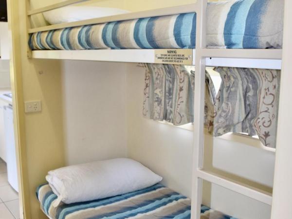 Cairns Crystal Cascades Holiday Park : photo 3 de la chambre one-bedroom villa - lorikeet