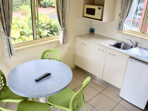 Cairns Crystal Cascades Holiday Park : photo 5 de la chambre one-bedroom villa - lorikeet