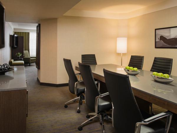 Saskatoon Inn & Conference Centre : photo 3 de la chambre suite avec balcon