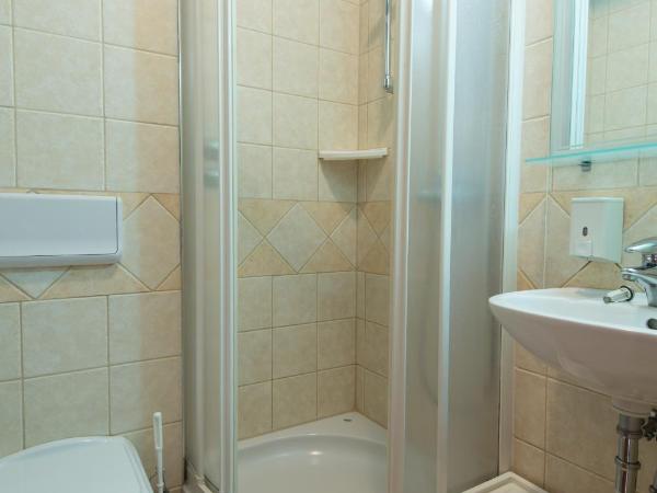 B&B Galija : photo 1 de la chambre chambre meublée simplement - terrasse et vue sur mer