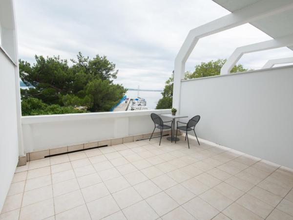 B&B Galija : photo 3 de la chambre chambre meublée simplement - terrasse et vue sur mer