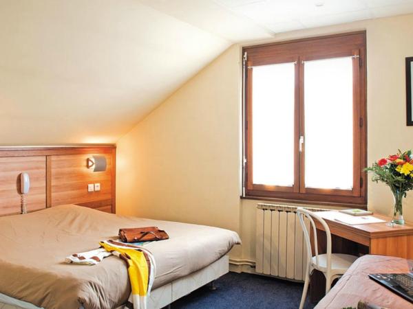 Logis Hôtel Restaurant Bellevue Annecy : photo 2 de la chambre chambre triple