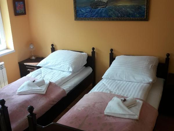Midi : photo 1 de la chambre chambre lits jumeaux avec salle de bains