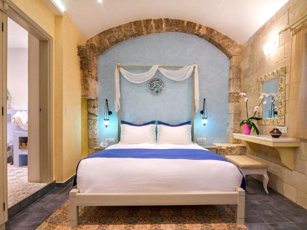 In Camera Art Boutique Hotel : photo 2 de la chambre suite senior avec jardin privé et jacuzzi extérieur - vue sur rhodes