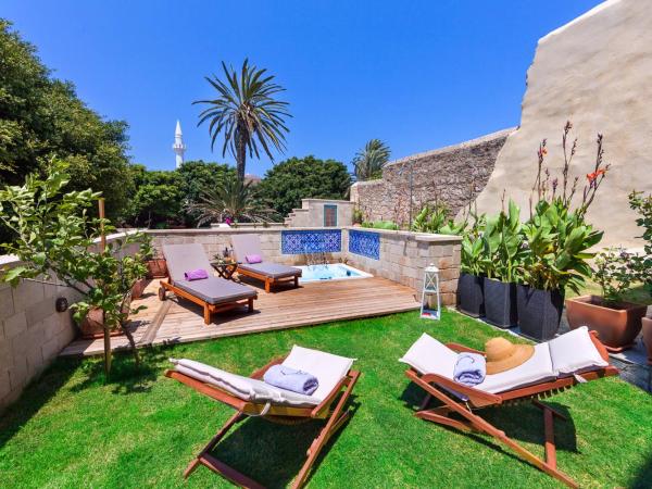 In Camera Art Boutique Hotel : photo 5 de la chambre suite senior avec jardin privé et jacuzzi extérieur - vue sur rhodes