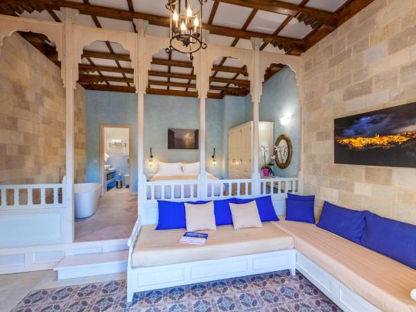 In Camera Art Boutique Hotel : photo 3 de la chambre grande suite avec jardin privé et jacuzzi extérieur (panselinos)