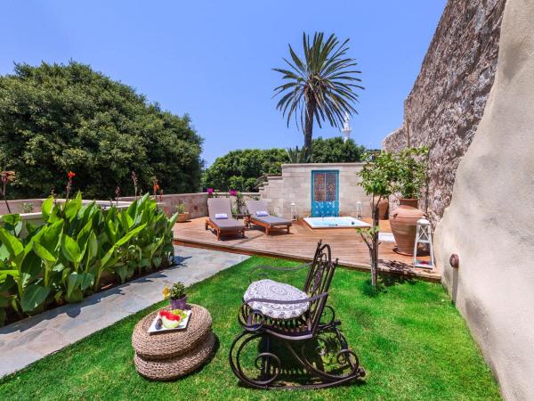 In Camera Art Boutique Hotel : photo 2 de la chambre grande suite avec jardin privé et jacuzzi extérieur (panselinos)