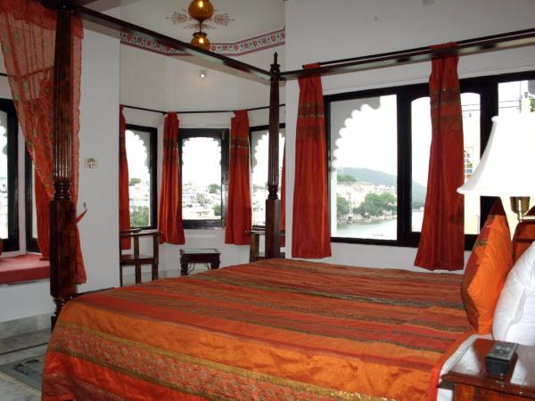 Karohi Haveli - A Heritage Hotel : photo 1 de la chambre suite palace - vue sur lac