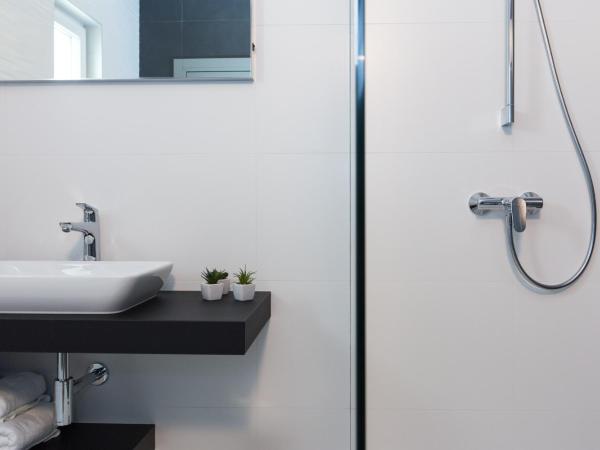 Pansion Leggero : photo 6 de la chambre chambre double ou lits jumeaux de luxe avec balcon - vue latérale sur mer