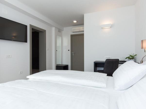 Pansion Leggero : photo 2 de la chambre chambre double ou lits jumeaux de luxe avec balcon - vue latérale sur mer