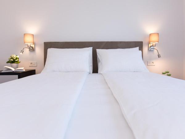 Pansion Leggero : photo 3 de la chambre chambre double de luxe avec balcon - vue sur ville