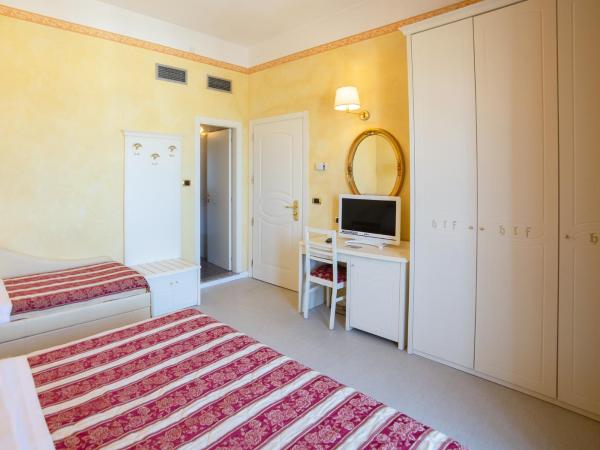 Hotel Executive La Fiorita : photo 4 de la chambre chambre triple