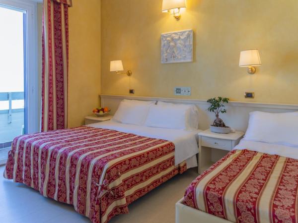 Hotel Executive La Fiorita : photo 1 de la chambre chambre triple