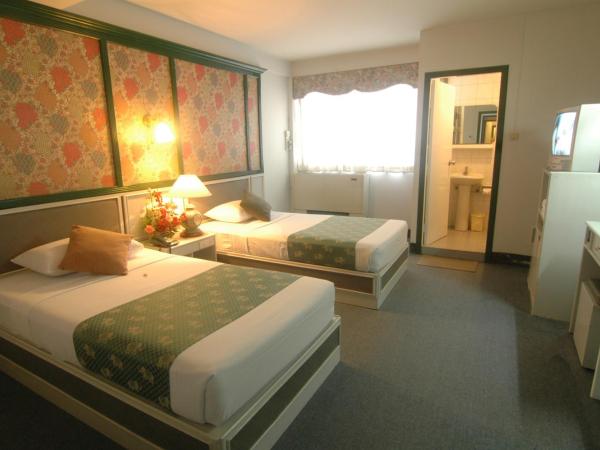 Highway Hotel : photo 10 de la chambre chambre lits jumeaux standard