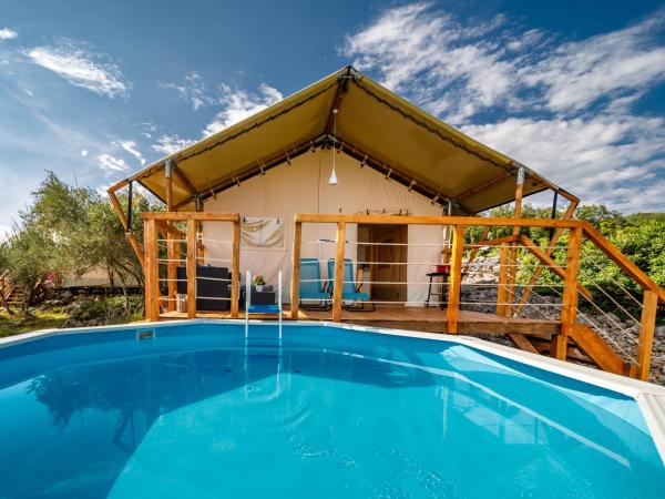 Krk glamping village : photo 1 de la chambre tente avec piscine