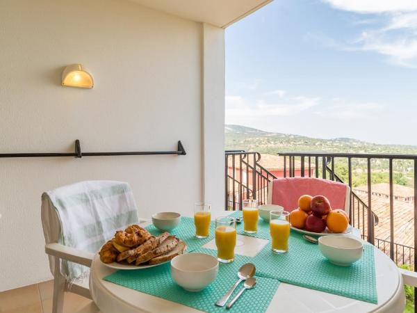 Résidence Pierre & Vacances Les Restanques du Golfe de Saint-Tropez : photo 4 de la chambre studio avec alcôve et terrasse ou balcon (4 personnes)