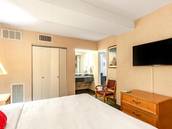 Red Lion Hotel Rosslyn Iwo Jima : photo 6 de la chambre chambre lit king-size