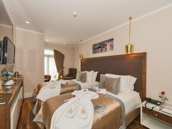 Darkmen Hotel : photo 8 de la chambre chambre double ou lits jumeaux avec lit d'appoint