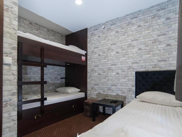 World Hostel - Old Town : photo 3 de la chambre chambre triple avec salle de bains privative