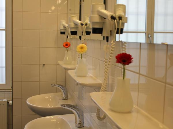 Grand Hostel Berlin Classic : photo 10 de la chambre chambre lits jumeaux avec salle de bains commune